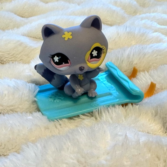 Littlest Pet Shop # 597 Bobble Head Purple Raccoon With Magnet And Sled - Picture 1 of 4